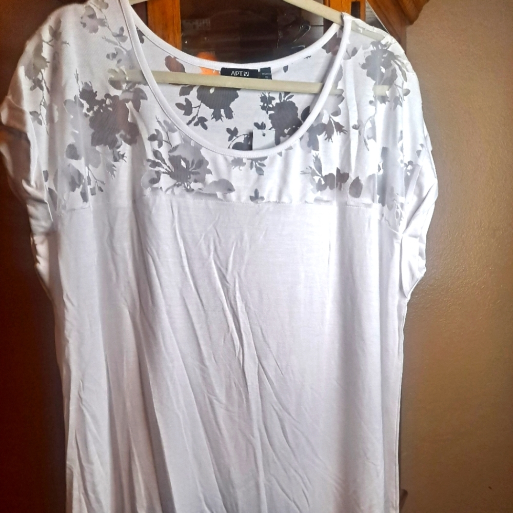 ***CHARITY SALE*** White Tee w/ Mesh Floral Yoke 1X NWT (Apt 9)